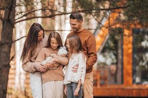 linda família caminhando no dia quente de outono foto