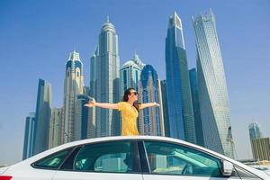 viagem de carro de verão e jovem de férias foto