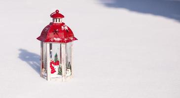 lanterna decorativa de natal na neve dia de inverno foto