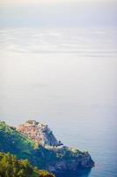 bela vista de corniglia de cima. uma das cinco famosas aldeias coloridas do parque nacional de cinque terre, na itália foto