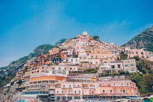 belas cidades costeiras da itália - cênica positano na costa amalfitana foto