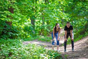 estilo de vida saudável fitness de jovens casais treinando para maratona correr lá fora no parque foto