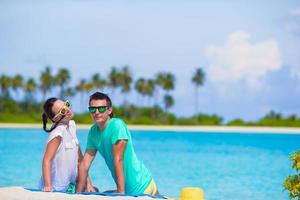 jovem casal engraçado durante as férias tropicais foto