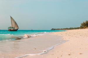 água turquesa perfeita idílica na ilha exótica foto