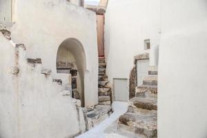 casas de aldeia com escadarias antigas na aldeia grega na ilha de santorini foto