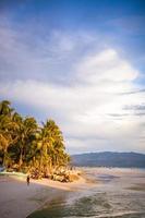 pôr do sol brilhante colorido na ilha boracay, filipinas foto