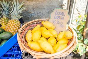 cesta de vime cheia de limões na rua italiana od corniglia foto