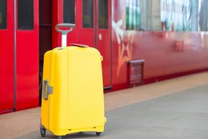 dois passaportes na bagagem amarela na estação de trem foto