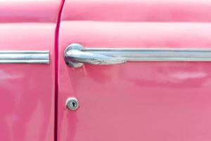 close-up do clássico carro vintage rosa na velha havana, cuba. o transporte mais popular para os turistas são os táxis. foto