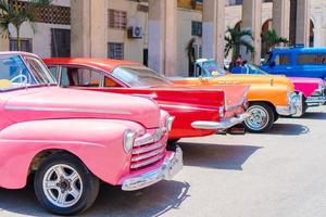 carro clássico americano colorido na rua em havana, cuba foto