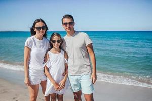 retrato de família de três na praia foto