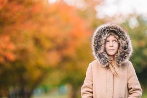 menina adorável no lindo dia de outono ao ar livre foto