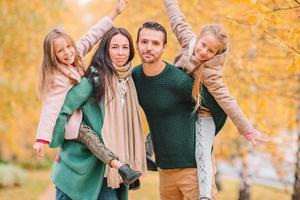 retrato de família feliz de quatro pessoas em dia de outono foto