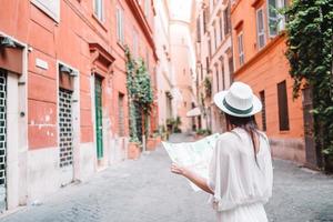 mulher de turista de viagens com mapa em roma ao ar livre durante as férias na europa. foto