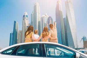 viagem de carro de verão e jovem família de férias foto