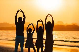 jovem família de férias se diverte muito foto