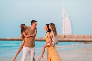 família feliz na praia durante as férias de verão foto