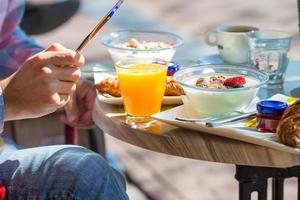 café da manhã fresco e delicioso no café ao ar livre na cidade europeia foto