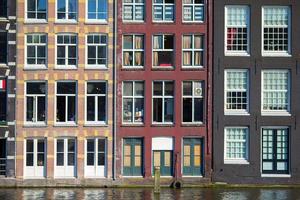 casas medievais holandesas tradicionais em Amsterdã, capital da Holanda foto