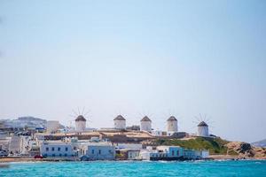 família de quatro pessoas nas escadas da igreja paraportiani na ilha de mykonos, na grécia foto