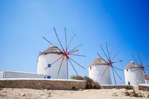 moinhos de vento gregos tradicionais na ilha de mykonos ao nascer do sol, cyclades, grécia foto