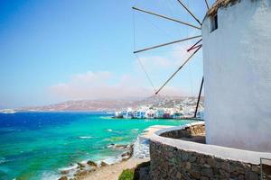 vista famosa dos moinhos de vento gregos tradicionais na ilha de mykonos ao nascer do sol, cyclades, grécia foto