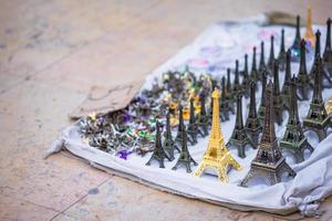 pequenas estátuas de iluminação da torre eiffel em paris foto