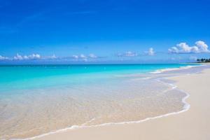 praia branca perfeita com água azul-turquesa na ilha ideal foto