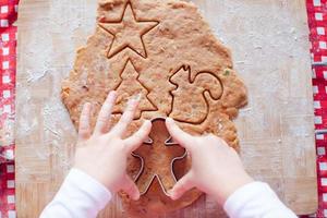 massa de closeup para biscoitos de gengibre para o natal na cozinha de casa foto