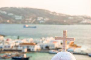 vista da aldeia grega tradicional com casas brancas na ilha de mykonos, grécia, foto