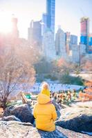 adoráveis meninas se divertem no central park em nova york foto