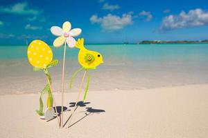 decorações de Páscoa em um fundo de praia tropical foto