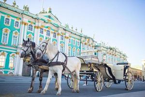 a praça do palácio em são petersburgo na rússia foto