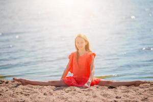 menina adorável na praia durante as férias de verão foto