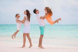 jovem família de férias se diverte muito foto