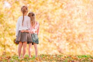 meninas adoráveis ao ar livre no dia quente e ensolarado de outono foto