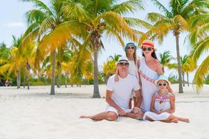 jovem família de férias na praia foto