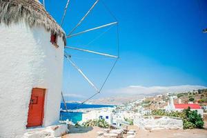 antigos moinhos de vento tradicionais sobre a cidade de mykonos. foto