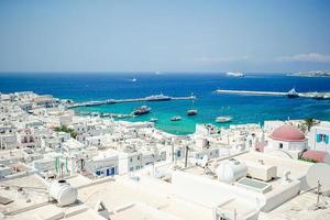 vista da aldeia grega tradicional com casas brancas na ilha de mykonos, grécia, foto