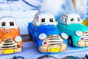 havana, cuba - 14 de abril de 2017 closeup de carros antigos clássicos no mercado em velha havana, cuba. o transporte mais popular para os turistas são os táxis. foto