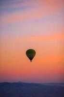 balões de ar quente brilhantes no céu da Capadócia, Turquia foto