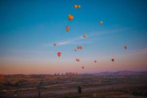 balões de ar quente brilhantes no céu da Capadócia, Turquia foto