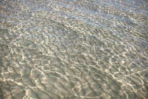 ondas de praia nas areias brancas de boracay nas filipinas foto