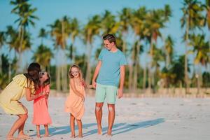 jovem família de férias na praia foto