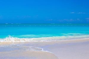 praia branca perfeita com água azul-turquesa na bela ilha foto
