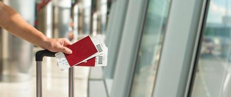 closeup passaportes e cartão de embarque no aeroporto interior foto