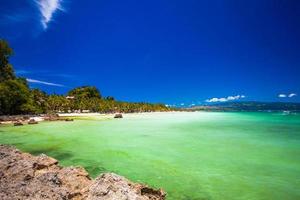 praia tropical perfeita com água turquesa em boracay foto