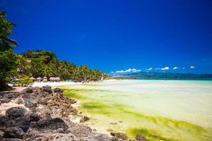praia tropical perfeita com água turquesa em boracay foto