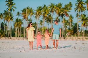 jovem família de férias na praia foto