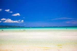 praia tropical perfeita com águas azul-turquesa e praias de areia branca nas filipinas foto